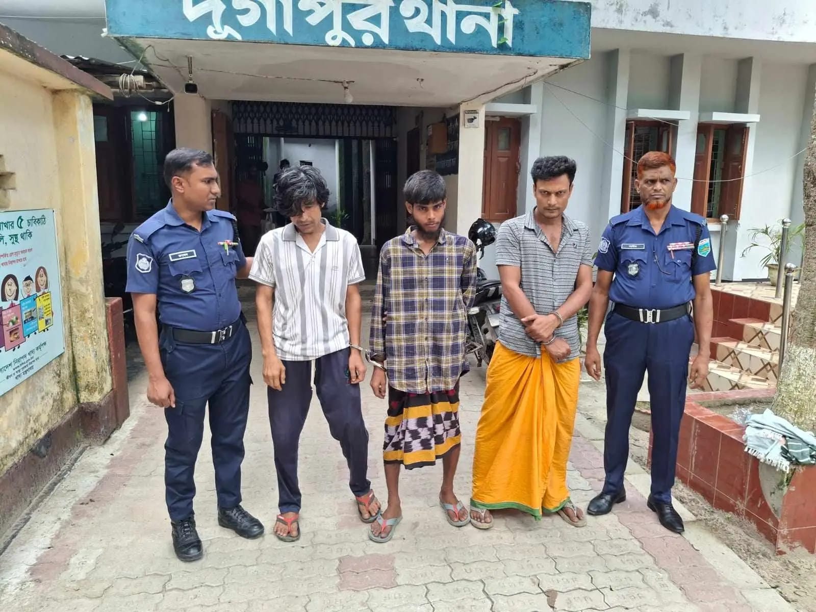 দুর্গাপুরে বাসগৃহ থেকে  চুরি মালামাল উদ্ধার গ্রেফতার-৩