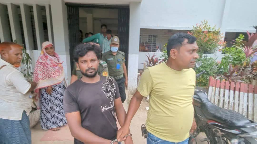 নওগাঁর ধামইরহাটে স্বাস্থ্য কমপ্লেক্সে স্ত্রীকে ছুরিকাঘাতে হত্যার অভিযোগ, স্বামী আটক।