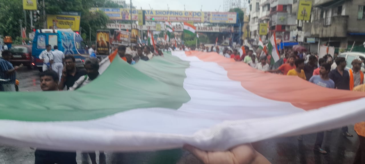 কলকাতায় ১০০ ফুটের জাতীয় পতাকা নিয়ে, ককরোচ গ্যাং এর বিরুদ্ধে– প্রতিবাদ ও বিক্ষোভ।