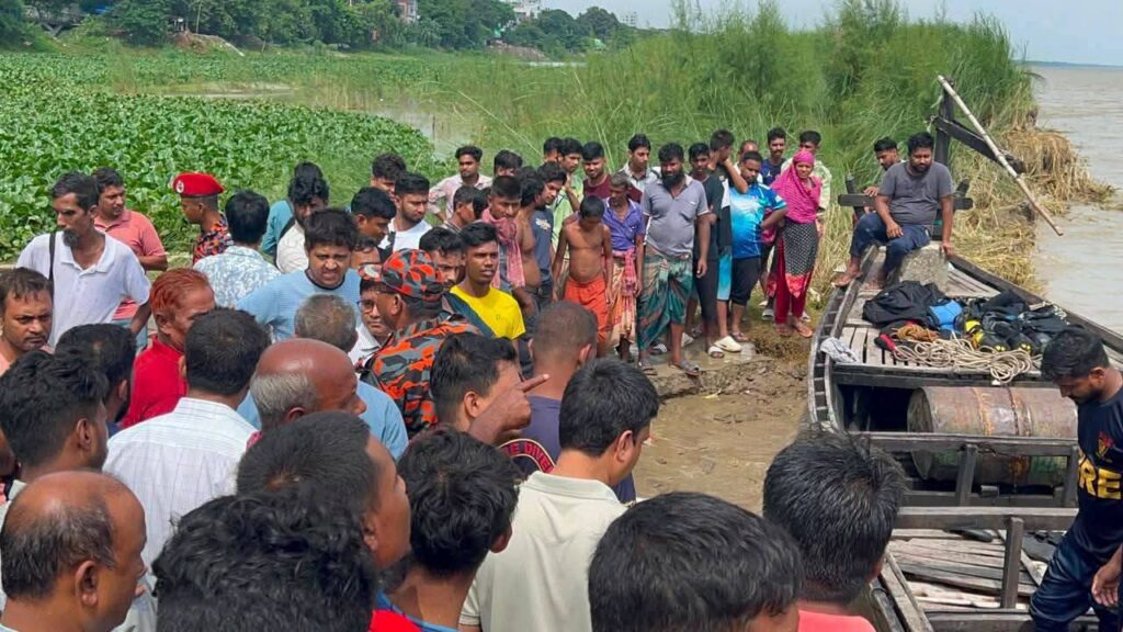 রাজশাহীর পদ্মায় নৌ’কা’ডু’বি নি’খোঁ’জ বাবা-ছেলে; ৬ যা’ত্রী’কে জী’বি’ত উ’দ্ধা’র