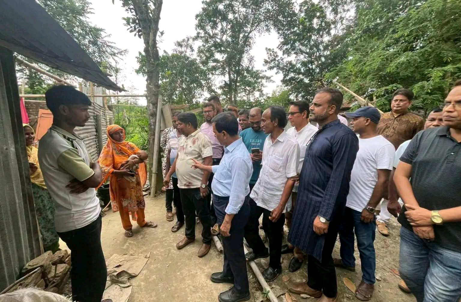 নওগাঁয় অসহায় ভ্যানচালকের পাশে এমপি ধলু, নির্মাণ করে দিচ্ছেন ঘর ও পাকা পায়খানা।