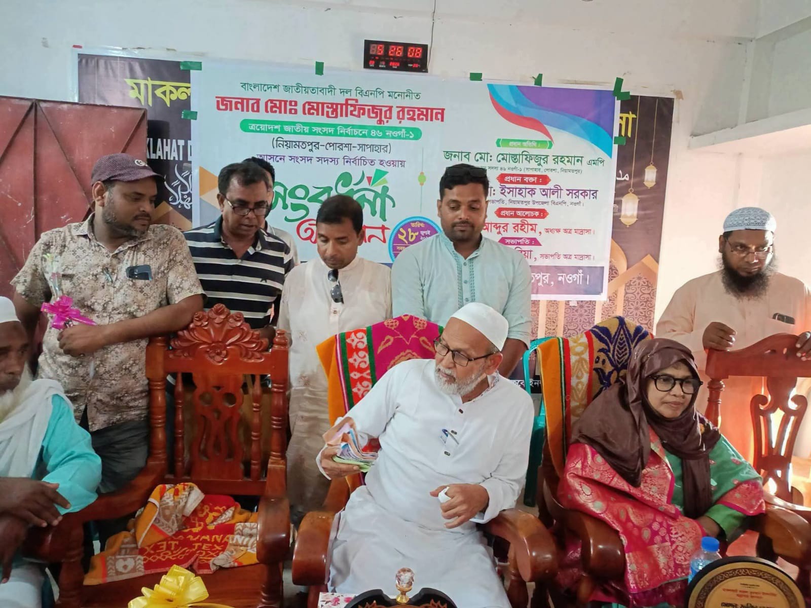 নওগাঁ জেলার নিয়ামতপুরের মাকলাহাটে সংসদ সদস্য মোস্তাফিজুর রহমানকে সংবর্ধনা।