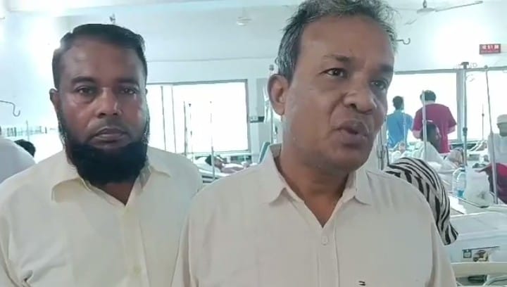 কক্সবাজারের টেকনাফে সন্ত্রাসী হামলায় আহত সাংবাদিক জামালকে দেখতে হাসপাতালে মফস্বল সাংবাদিক ফোরামের কেন্দ্রীয় নের্তৃবৃন্দ