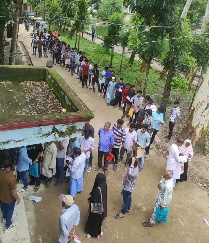 মীরসরাইয়ে নতুন ভোটার হতে তরুণ প্রজন্মের ভোটারদের দীর্ঘ লাইন, ঘন্টার পর ঘণ্টা ভোগান্তিতে