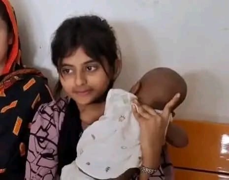 সাগর নিজেস্ব প্রতিবেদক নিয়ামতপুর উপজেলা, মাত্র ১১ বছরে বিয়ে, ১২ বছরে সন্তান প্রসব আর ১৩ বছর বয়সে সাত মাসের সন্তানকে ফিরে পেতে জুঁইয়ের আইনি লড়াই: