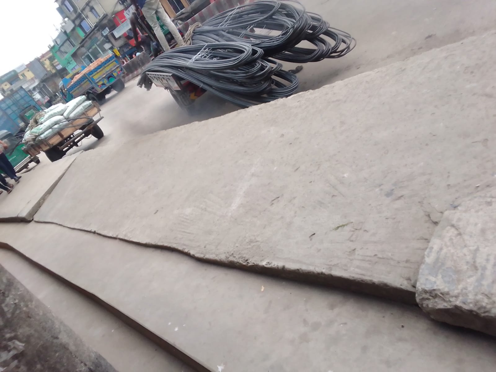 মীরসরাই সদরে পৌরসভার গাফিলতির কারণে হুদা এন্টারপ্রাইজের সামনে মৃত্যু ফাঁদে পরিনত, জন ভোগান্তি ও দুর্ঘটনা ঘটার আশঙ্কা