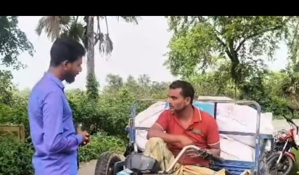পোরশায় সার নিয়ে অনিয়মের অভিযোগ, কৃষকদের বঞ্চিত করে বেশি দামে বিক্রির দাবি