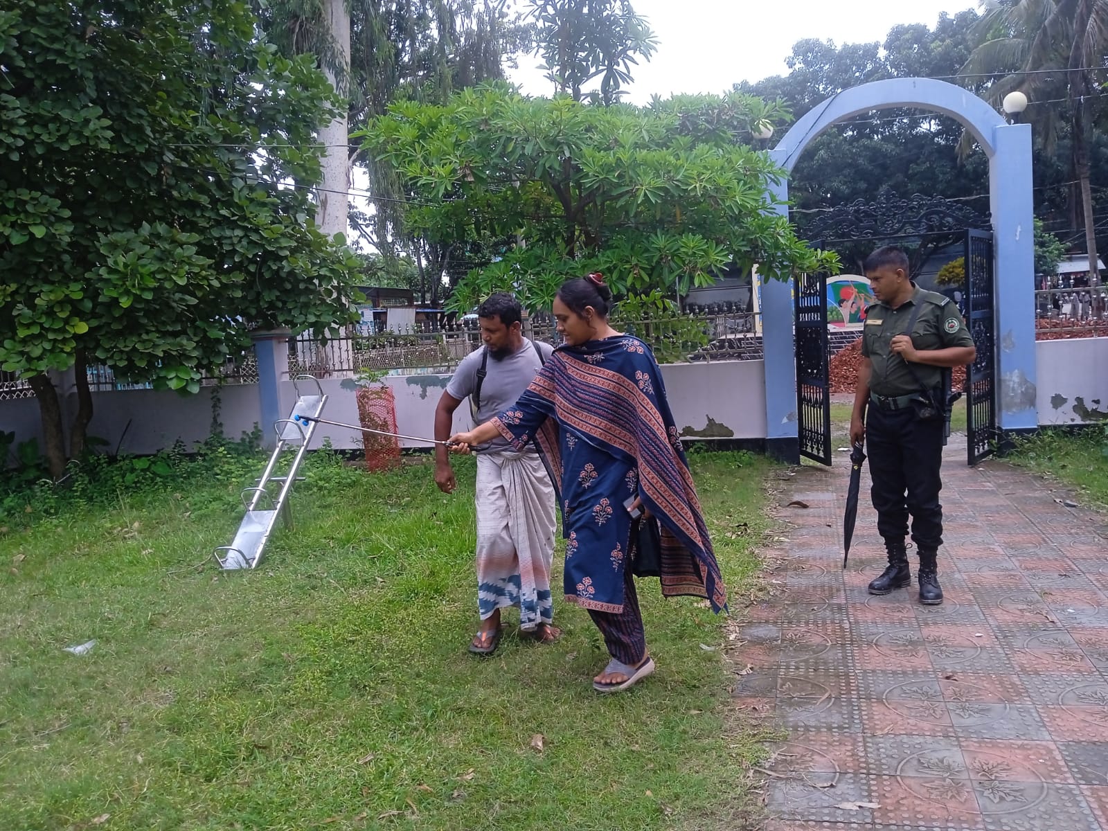 নিজ হাতে ঝাড়ু হাতে মোহনপুরের ইউএনও, পরিচ্ছন্নতায় দৃষ্টান্ত