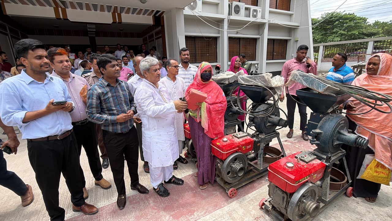 পবায় উপকারভোগীদের মাঝে অটোরিকশা ও মিলিং মেশিন বিতরণ