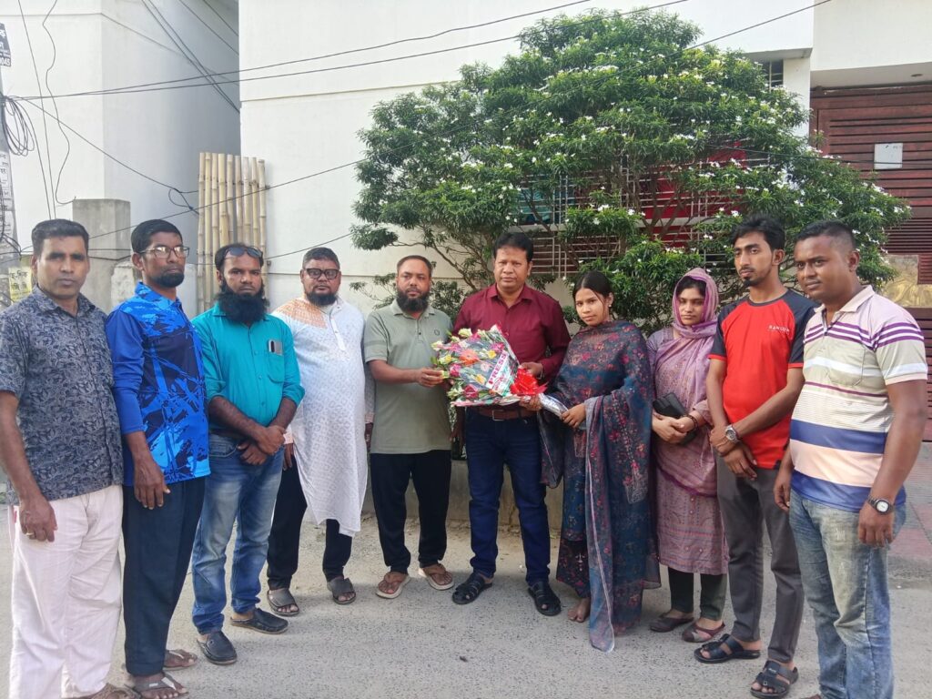 রাজশাহীতে ‘আমাদের জন্মভূমি’ পত্রিকার সম্পাদক মোঃ হায়দারকে ফুলেল সংবর্ধনা
