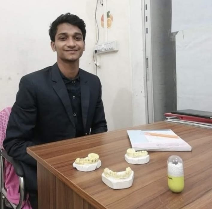 ক্ষেতলালে কাইয়ুম ডেন্টাল কেয়ারে রোগীকে চিকিৎসা দিচ্ছেন ভুয়া চিকিৎসক