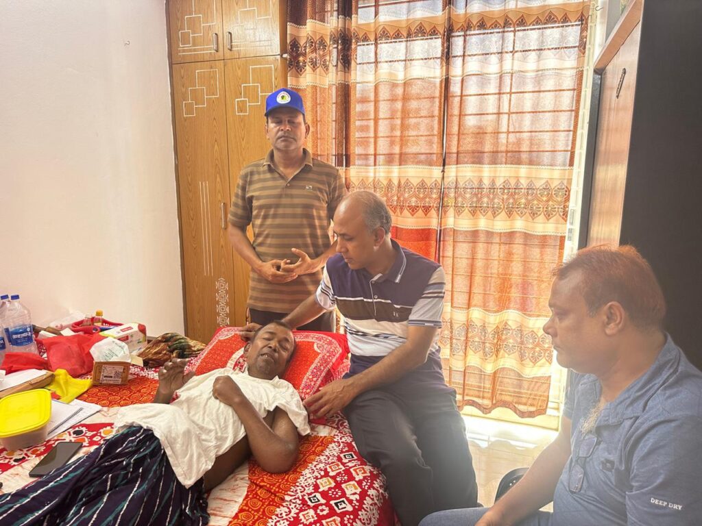 গুরুতর অসুস্থ সাংবাদিক সাইদুরকে দেখতে গেলেন আরইউজে সভাপতি আব্দুল আউয়াল
