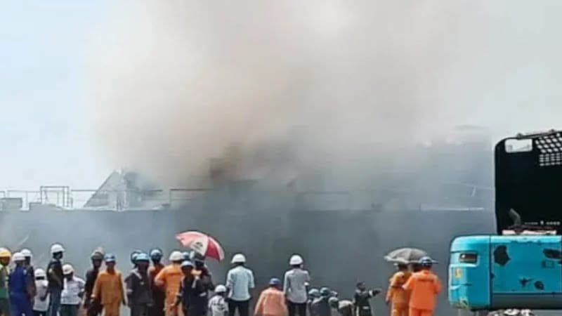 চট্টগ্রামের সীতাকুণ্ডের ভাটিয়ারীর ফেরদৌস স্টিল শিপইয়ার্ডে গ্যাস কাটার বিস্ফোরণে নিহত ৩, আহত ১২