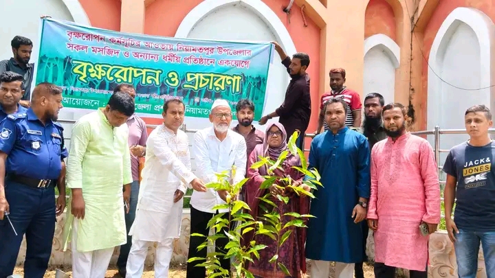 নিয়ামতপুরে বৃক্ষ রোপন কর্মসূচির আওতায় মসজিদ ও মাদ্রাসায় বৃক্ষ রোপন