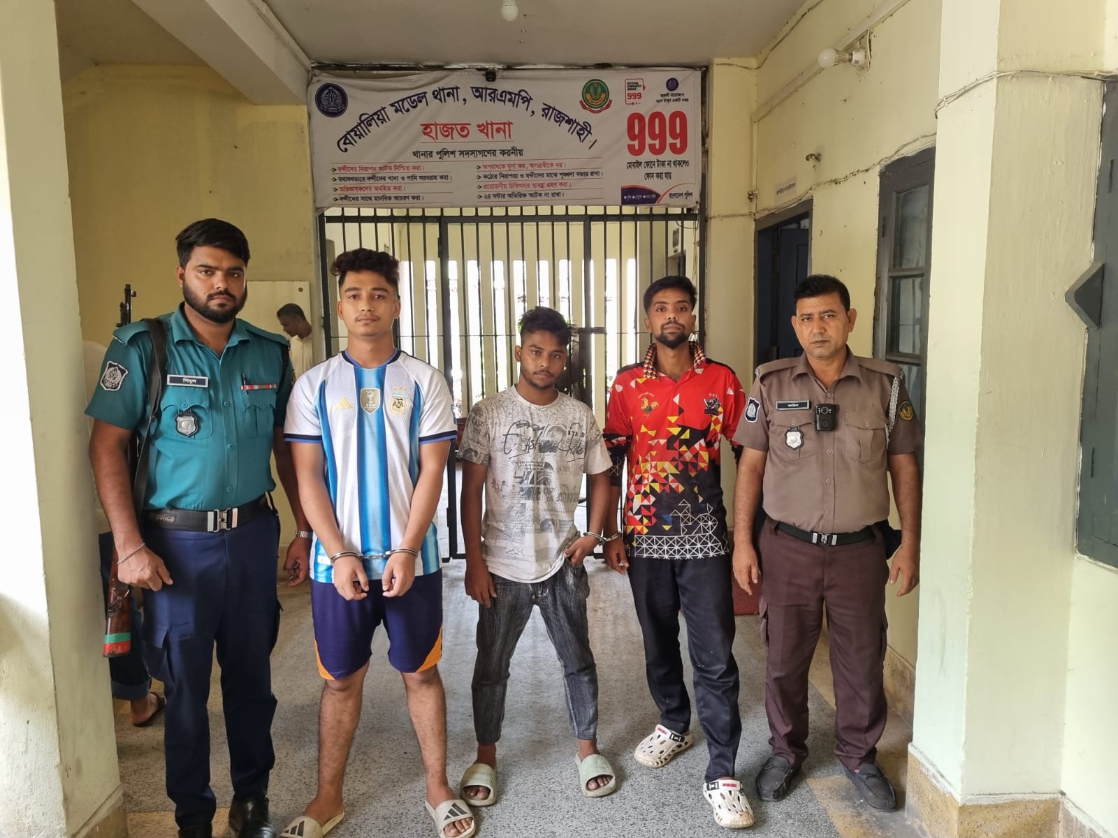 শিক্ষার্থীকে ইভটিজিং এর সংবাদ প্রকাশের ১ ঘন্টার মধ্যে কিশোর গ্যাংয়ের ৩ সদস্য গ্রেফতার, প্রশংসায় বোয়ালিয়ার ওসি মাসুমা মুস্তারি