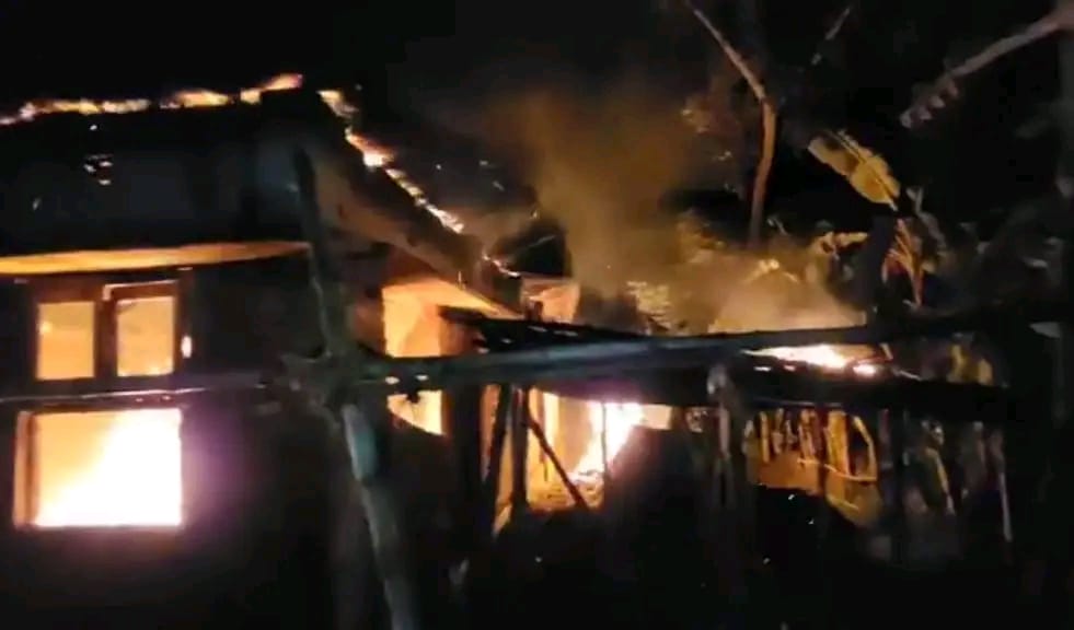 বাঘায় ভয়াবহ অগ্নিকাণ্ড: নগদ ৩ লক্ষ টাকা সহ ১০টি ঘর ভস্মীভূত!