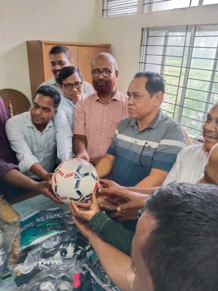 চট্টগ্রামের মীরসরাইয়ের জনার্দ্দনপুর স্কুল ছাত্রদের ক্রীড়া সামগ্রী উপহার দেন এডহক কমিটির সভাপতি ও বিএনপি নেতা জসিম উদ্দিন