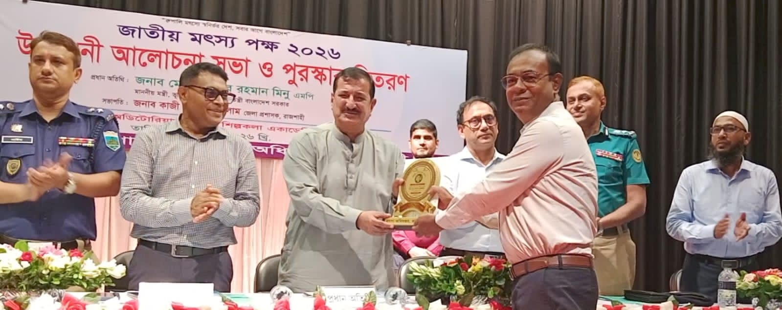 চাকরি নয়, উদ্যোক্তা—ভূমিমন্ত্রীর হাত থেকে উত্তরবঙ্গের শ্রেষ্ঠ মৎস্য খামারির পুরস্কার পেলেন দুর্গাপুরের কৃতি সন্তান গোলাম সাকলায়েন