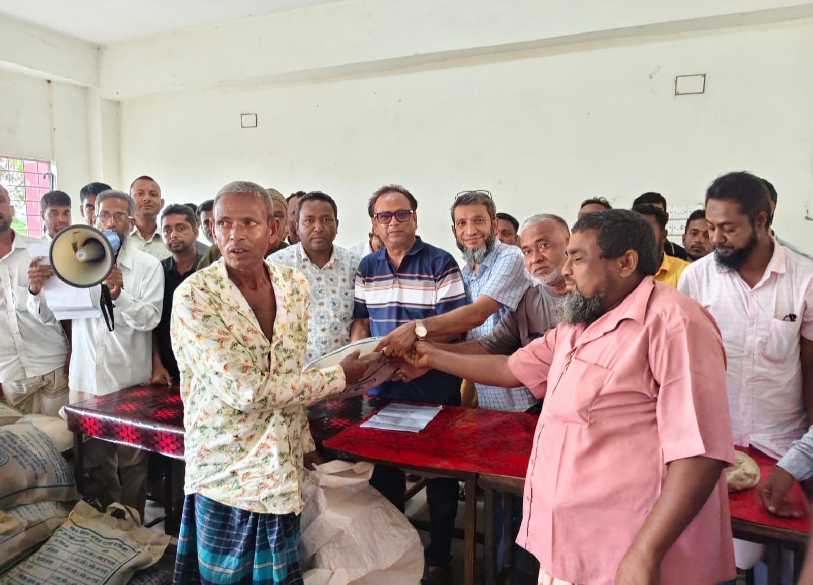 রাজশাহীর মোহনপুর রায়ঘাটিতে বিএনপির পক্ষ থেকে ত্রাণ সামগ্রী বিতরণ