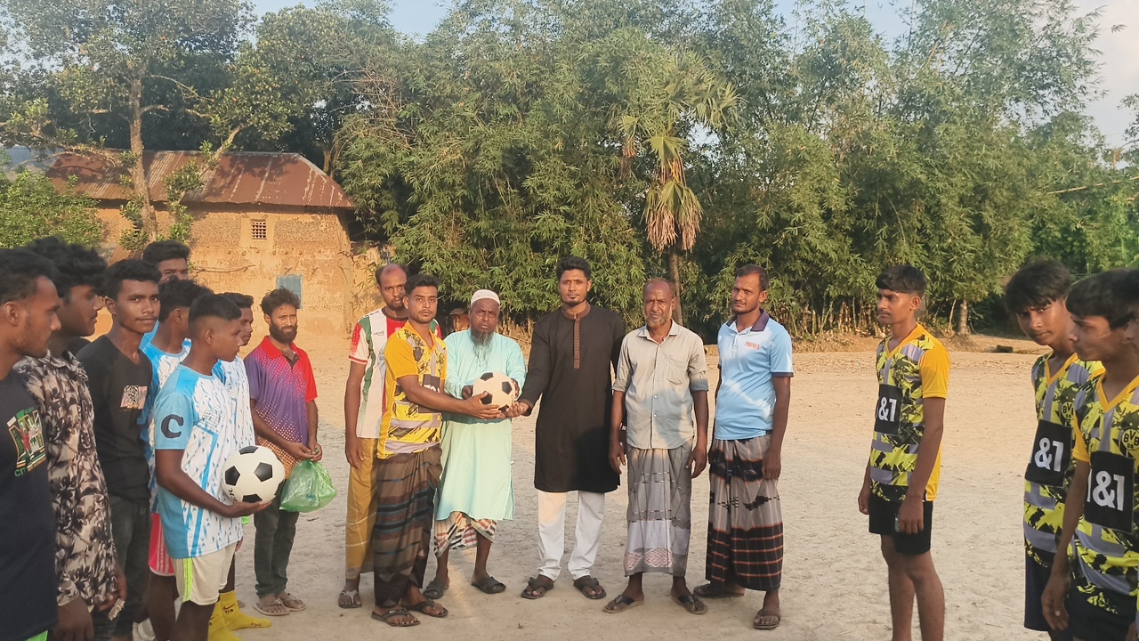 শ্রীমন্তপুরে ফুটবল টুর্নামেন্টের উদ্বোধন করলেন চেয়ারম্যান পদপ্রার্থী আলফুয়াদ ইমন