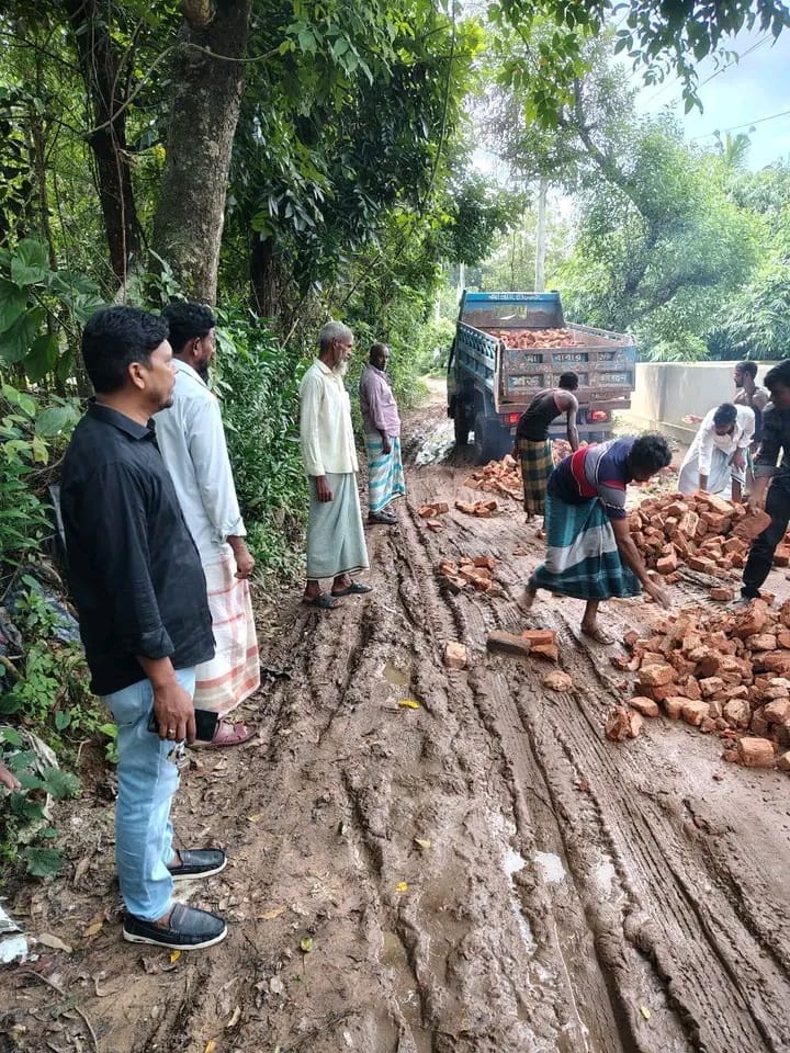 চট্টগ্রামের মীরসরাইয়ে বিএনপি নেতা রেজাউল করিম নোমান অচলাবস্থা সম্পন্ন সড়কের সংস্কার কাজ করিয়ে প্রশংসায় ভাসছেন