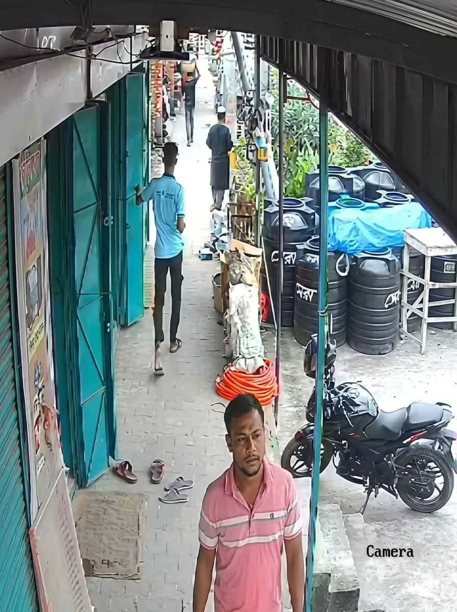 রাজশাহী: ৩ ভরি ওজনের সোনার গহনা চুরির ঘটনা ঘটেছে।