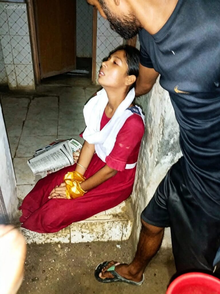 দিঘলিয়ায় স্কুলের ওয়াশরুমে হাত-পা বাঁধা অবস্থায় ছাত্রী উদ্ধার জীবিত অবস্থায় উদ্ধার, খুলনা মেডিকেল কলেজ হাসপাতালে নেওয়া হচ্ছে