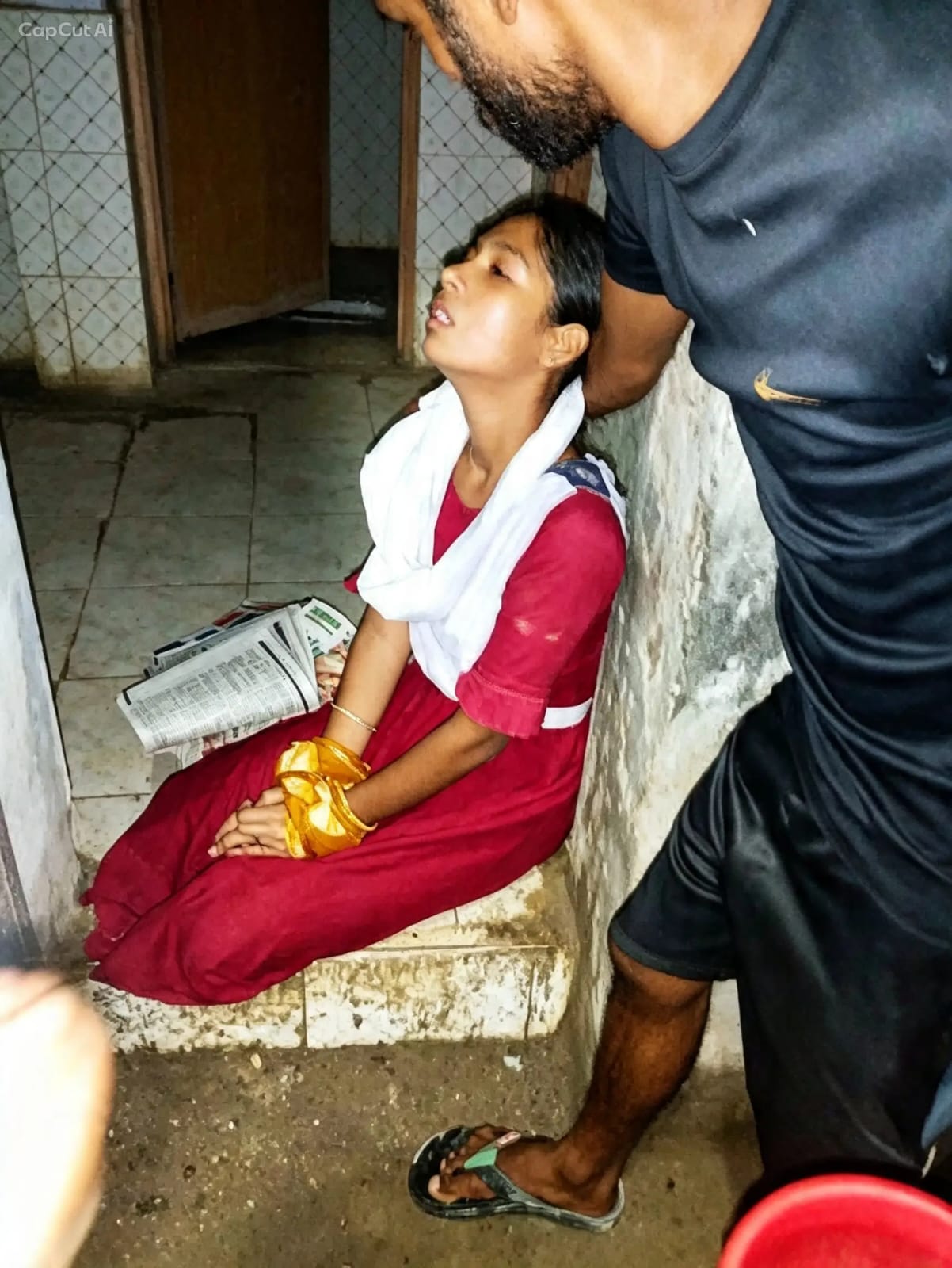 দিঘলিয়ায় স্কুলের ওয়াশরুমে হাত-পা বাঁধা অবস্থায় ছাত্রী উদ্ধার জীবিত অবস্থায় উদ্ধার, খুলনা মেডিকেল কলেজ হাসপাতালে নেওয়া হচ্ছে