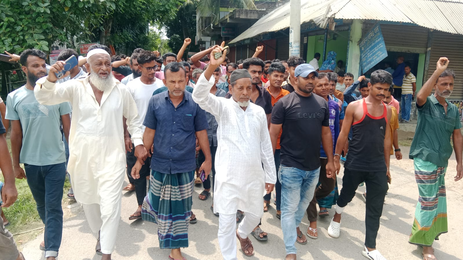 দিঘলিয়ার গাজিরহাটে অতর্কিত হামলার প্রতিবাদে মানববন্ধন