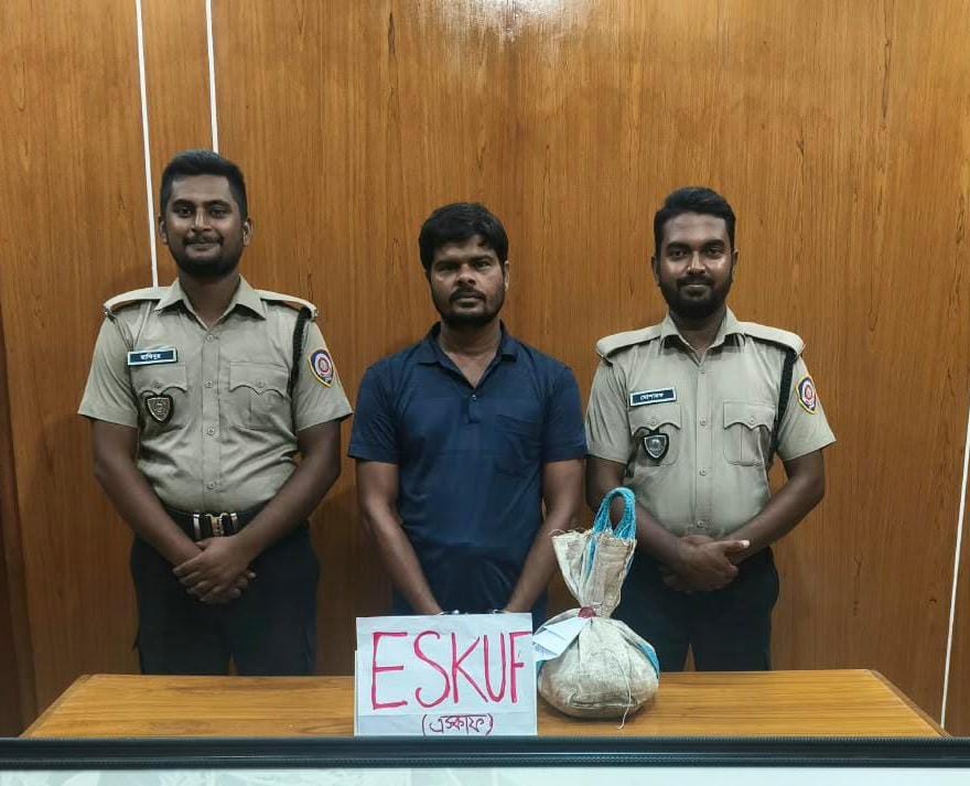 গোমস্তাপুরে ডিএনসির সাঁড়াশি অভিযান: ৩৩ বোতল এস্কাফসহ কারবারি গ্রেপ্তার