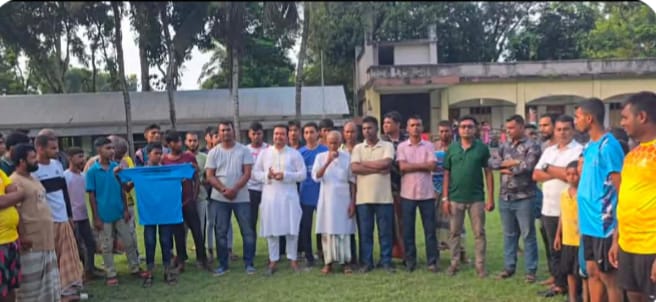 আড়ানীতে প্রীতি ফুটবল ম্যাচে দুই দলকে জার্সি উপহার দিলেন শামীম সরকার