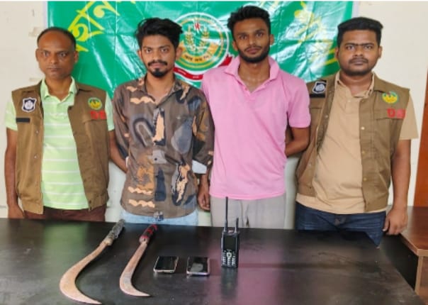 ছিনতাইয়ের প্রস্তুতিকালে দুই যুবক গ্রেপ্তার; হাসুয়া ও ওয়্যারলেস সদৃশ মোবাইলসহ বিভিন্ন আলামত উদ্ধার
