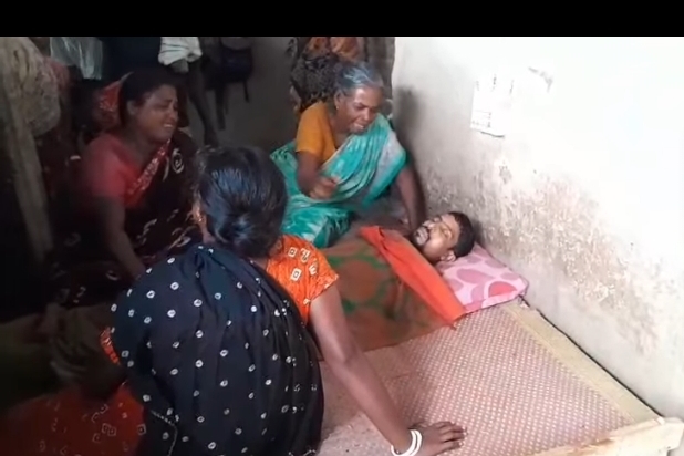 নওগাঁর নিয়ামতপুরে সজল মালি নামে এক যুবককে পিটিয়ে হত্যার অভিযোগ উঠেছে।