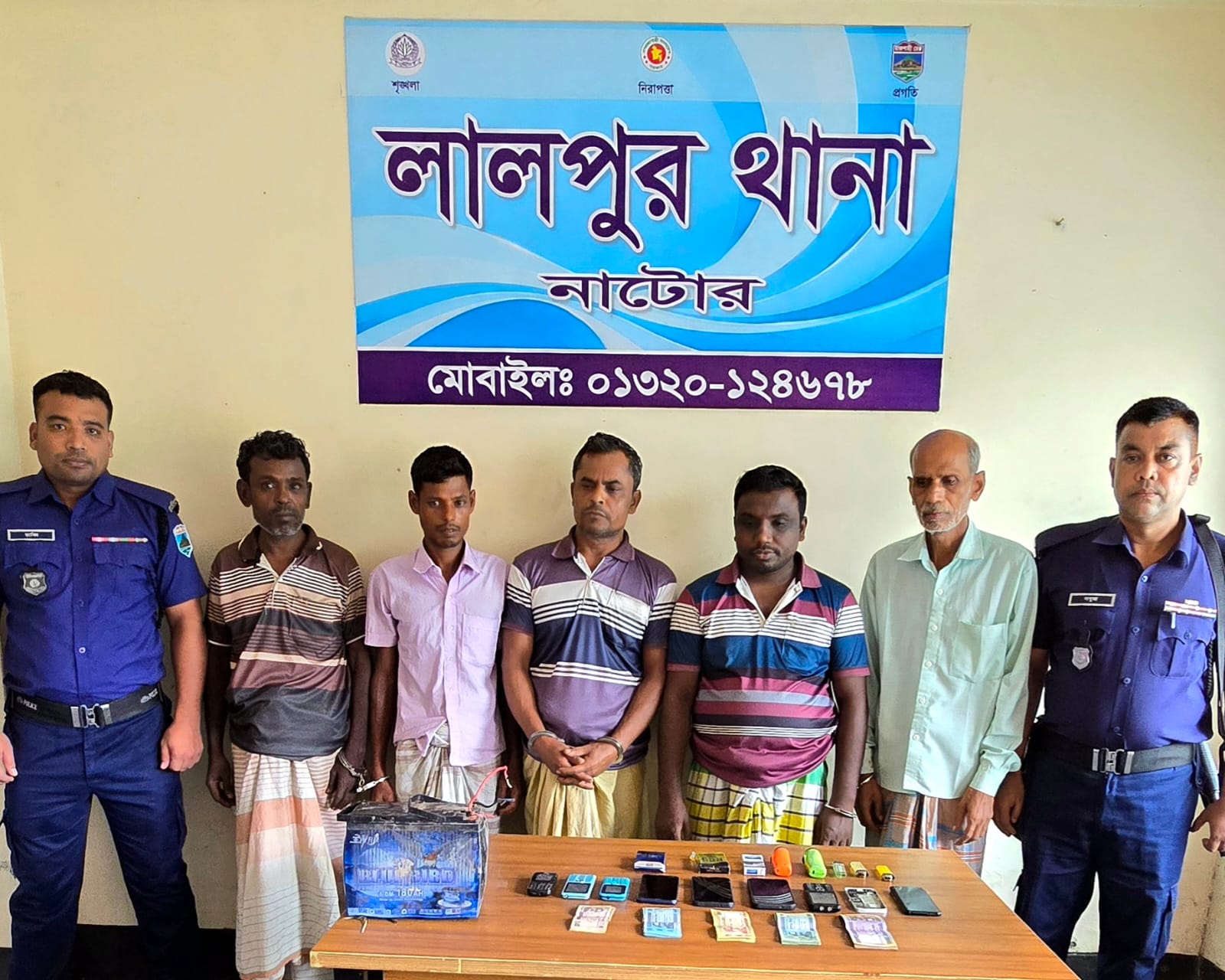 লালপুরে জুয়া খেলার আসরে পুলিশের অভিযান, ৫ জুয়ারি আটক।
