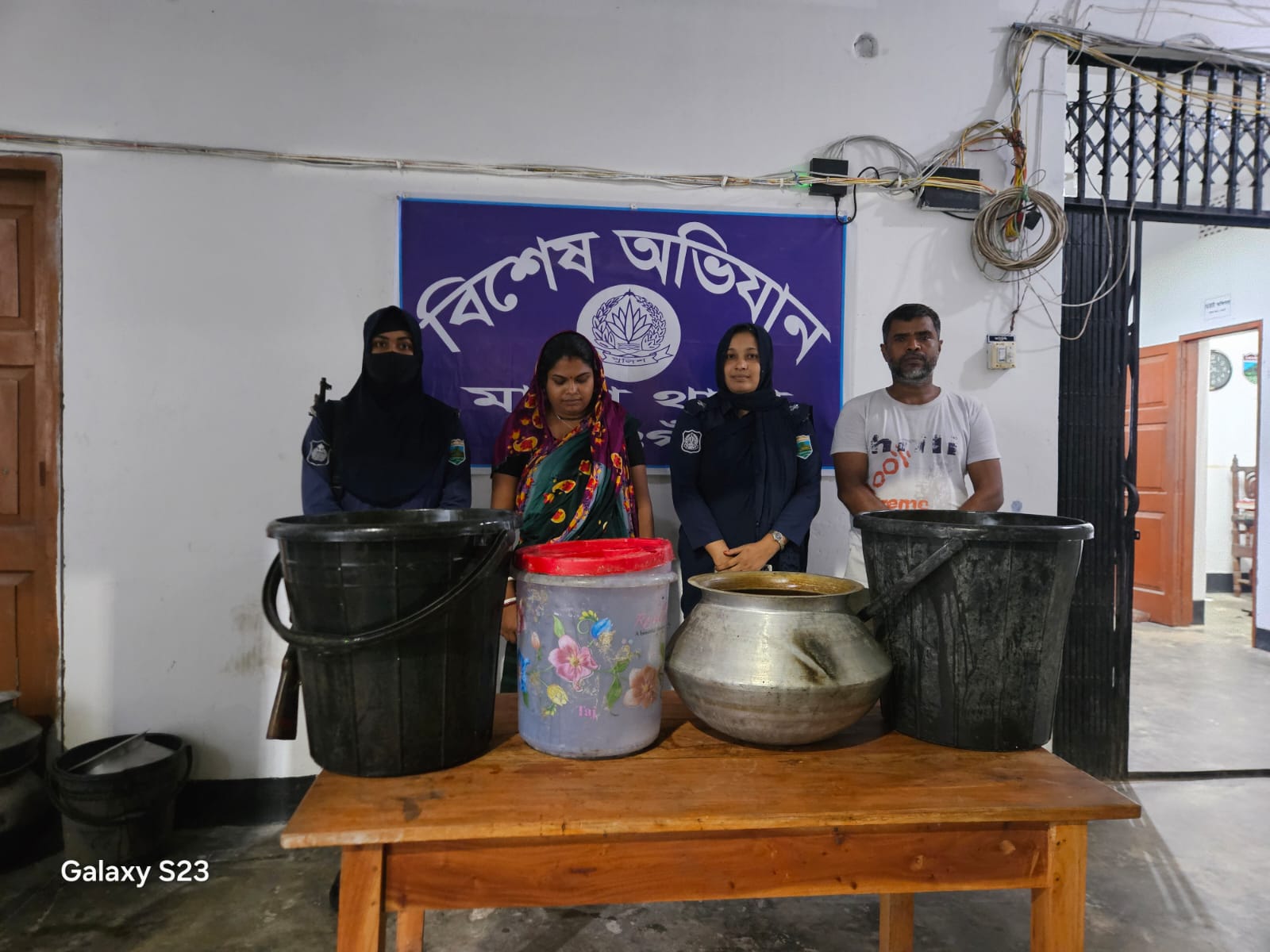 নওগাঁর মান্দায় ৯৫ লিটার চোলাই মদসহ এক নারীগ্রেফতার