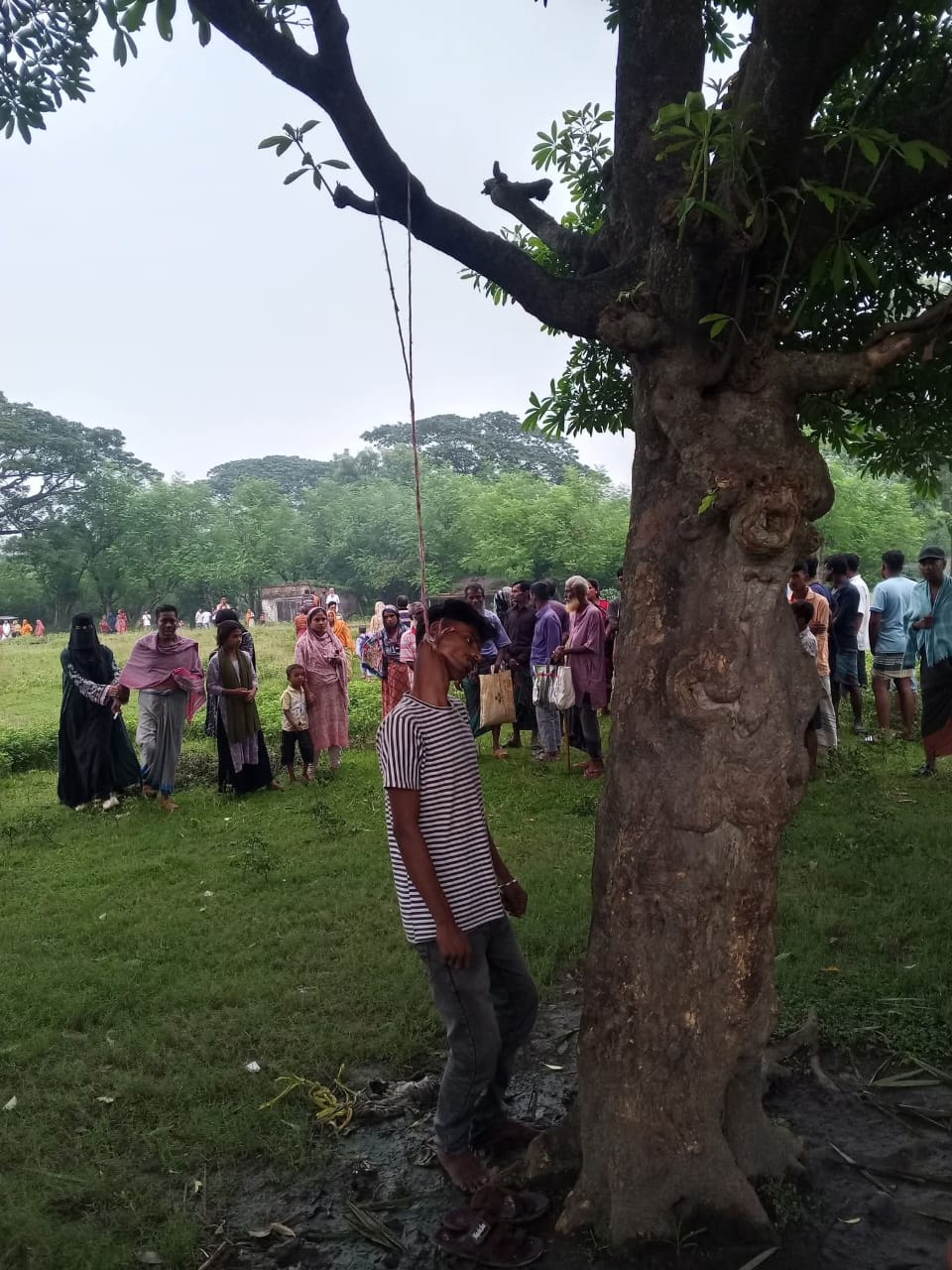 সান্তাহারে ছাতিম গাছের ডালে যুবকের ঝুলন্ত মরদেহ, মৃত্যু নিয়ে রহস্য