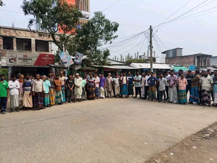 নোচনাহার আম আড়ৎ সমিতির সভাপতিসহ তিনজনের নামে মামলা প্রত্যাহারের দাবিতে সড়ক অবরোধ