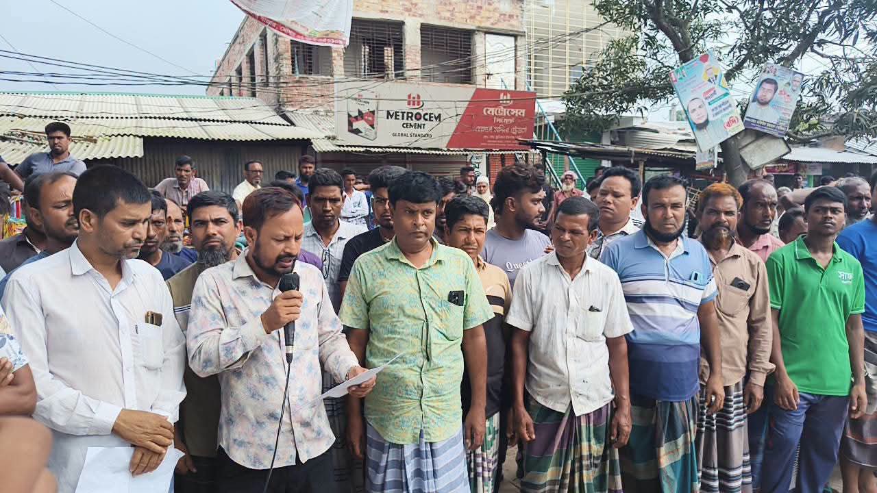 নোচনাহার আম আড়ৎ সমিতির সভাপতিসহ তিনজনের নামে মামলা প্রত্যাহারের দাবিতে সড়ক অবরোধ।