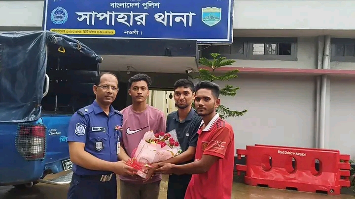 সাপাহার থানার নবাগত ওসি শাহীন রেজাকে ফুলেল শুভেচ্ছায় বরণ