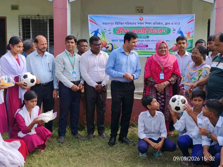 বারাকপুর মাধ্যমিক বিদ্যালয় পরিদর্শনে ইউএনও শিক্ষার্থীদের মাঝে ফুটবল বিতরণ, পড়াশোনার পাশাপাশি খেলাধুলায় মনোযোগ দেওয়ার আহ্বান