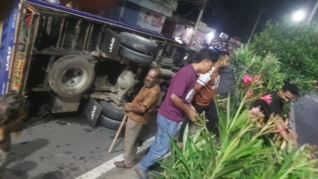 রাজশাহীতে মাছের ট্রাক উল্টে আম চত্বরের মোড়ে চাঞ্চল্য