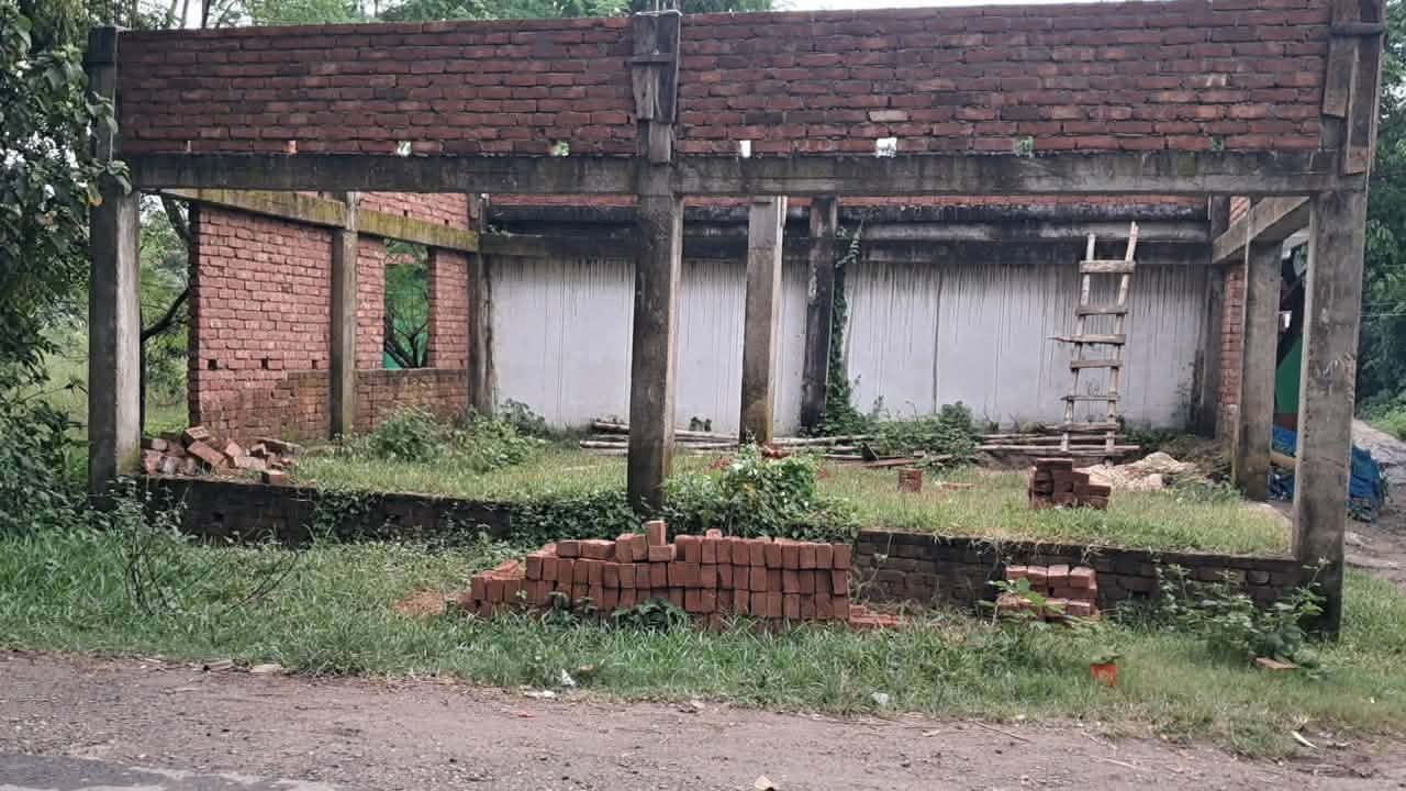 দিঘলিয়ায় বাপাউবোর অধিগ্রহণকৃত জায়গায় জোরপূর্বক পাকা স্থাপনা নির্মাণের অভিযোগ