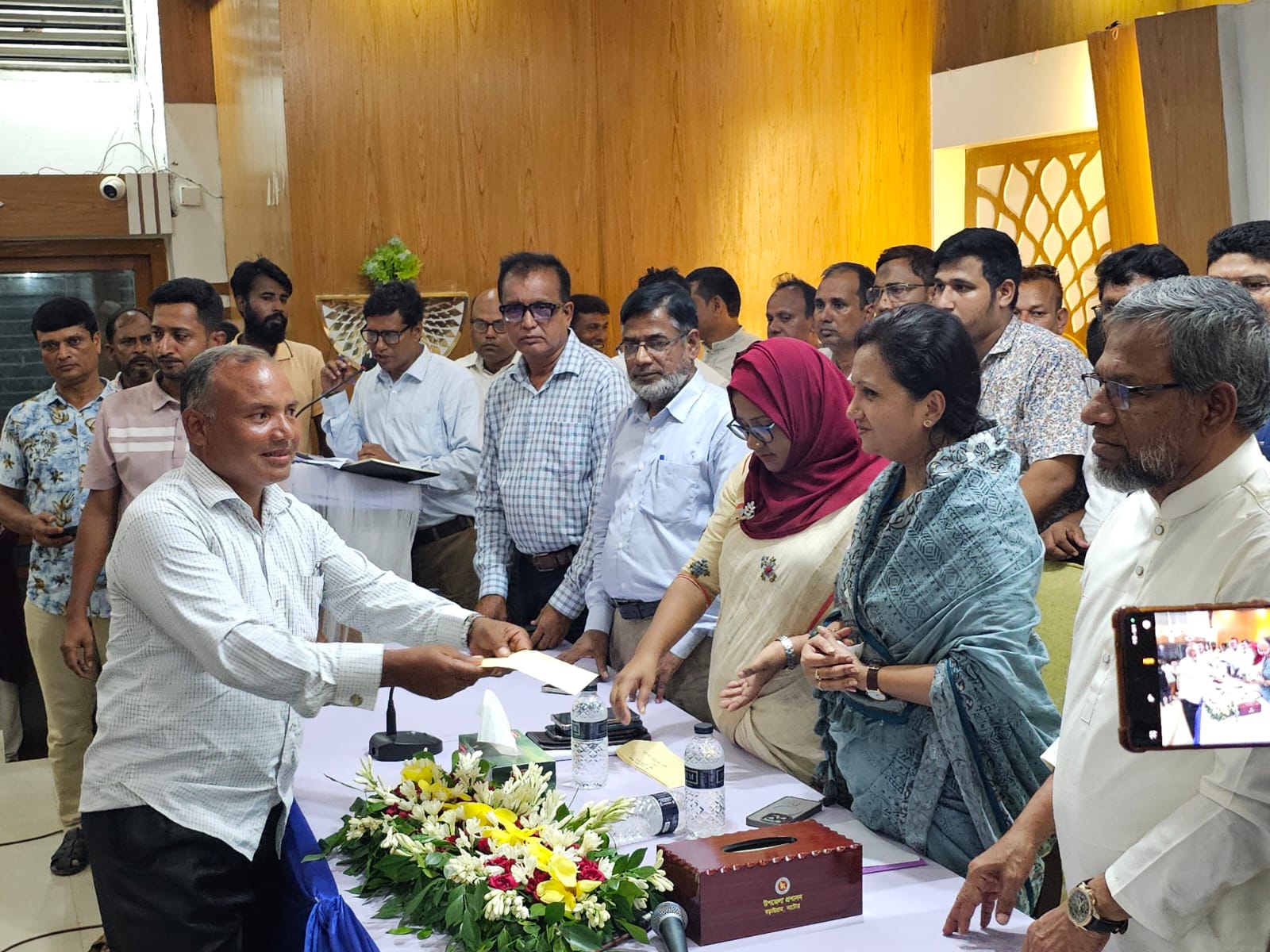 বড়াইগ্রামে এতিমখানা ও স্বেচ্ছাসেবী প্রতিষ্ঠানে সরকারি অনুদানের চেক বিতরণ।