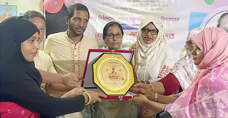 চট্টগ্রামের মীরসরাইয়ে ৪২ বছর শিক্ষার আলো ছড়িয়ে প্রধান শিক্ষিকা লক্ষী রানীর অশ্রুসিক্ত বিদায়