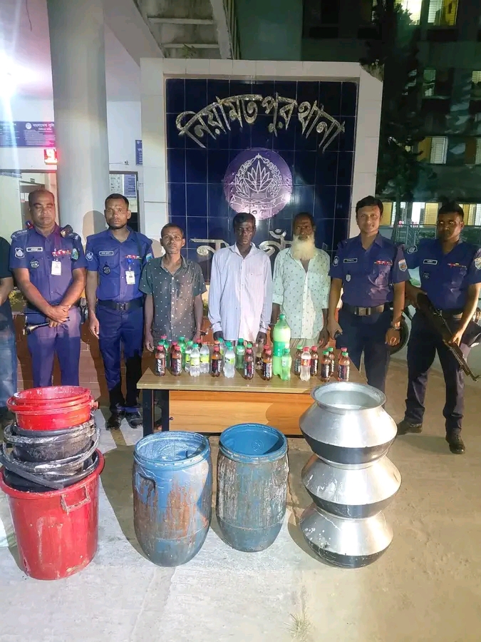 নিয়ামতপুরে বিপুল পরিমাণ চোলাইমদসহ গ্রেফতার ৩