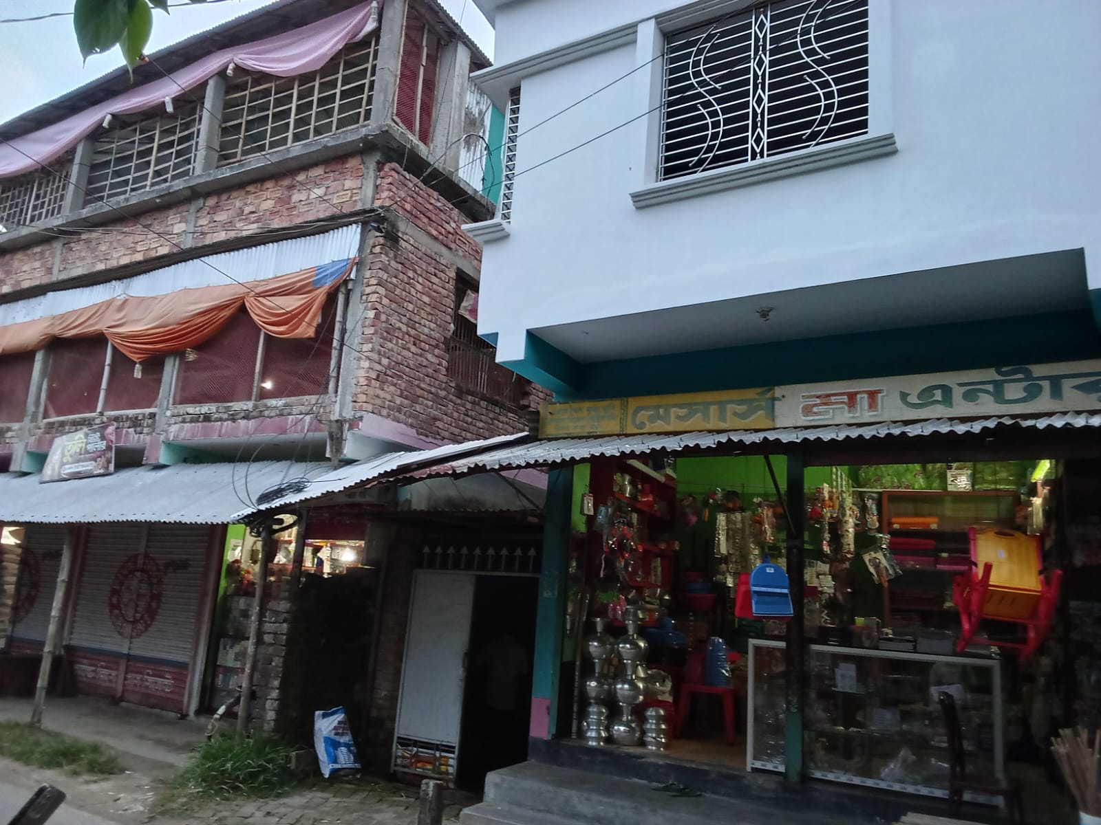 দিঘলিয়ায় বসতবাড়ির নিকটে অবৈধ পোল্ট্রি ফার্ম: দূষণে অতিষ্ঠ জনজীবন, তদন্ত প্রতিবেদনে গড়িমসির অভিযোগ