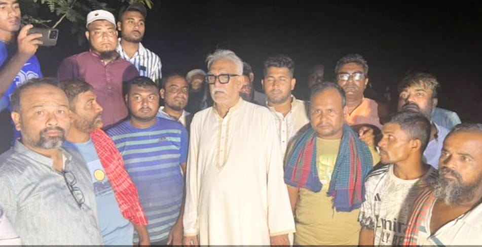 বিএসএফের ১১ দিনের বন্দিদশা কাটিয়ে বাঘার ৫ বাংলাদেশি মুক্ত, স্বজনদের মাঝে হস্তান্তর করলেন এমপি আবু সাইদ চাঁদ।