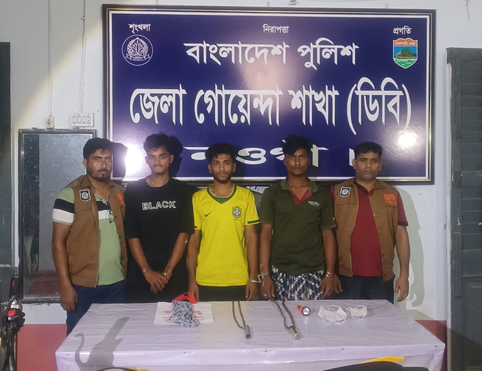 পোরশায় ডাকাতির প্রস্তুতিকালে দেশীয় অস্ত্রসহ তিন কিশোর গ্যাং সদস্য গ্রেফতার, আলামত জব্দ