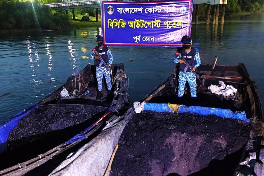 পতেঙ্গায় ২ টন চোরাই কয়লাসহ দুই কাঠের বোট জব্দ