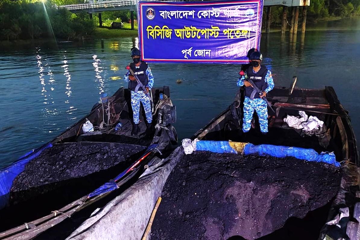 পতেঙ্গায় ২ টন চোরাই কয়লাসহ দুই কাঠের বোট জব্দ